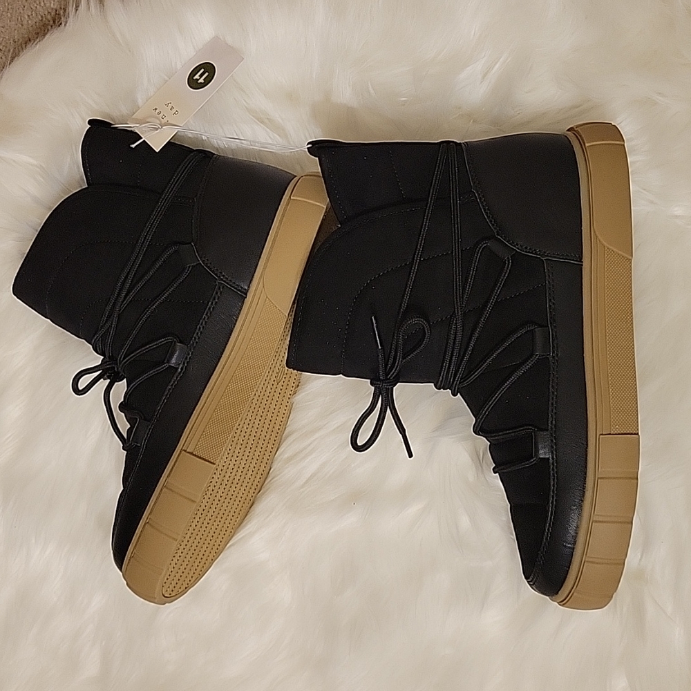 A New Day Erika boots black tan sole Memory Foam stretch laces fur lined 11 New…